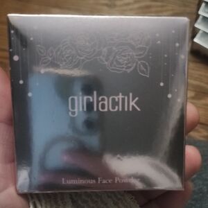 NIB-Girlactik Luminous Face Powder - Shade Light - LIGHT PINK SILVER PACKAGE